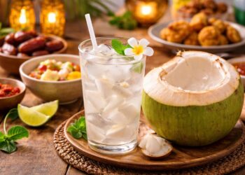 Air kelapa muda segar untuk takjil buka puasa