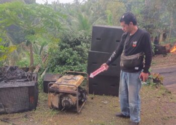 Mobil pikap Daihatsu Espas terbakar saat ronda sahur di Watulimo Trenggalek