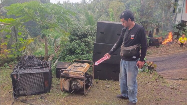 Mobil pikap Daihatsu Espas terbakar saat ronda sahur di Watulimo Trenggalek