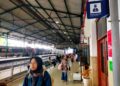 Penumpang memadati stasiun wilayah Daop 7 Madiun saat arus balik Lebaran 2026