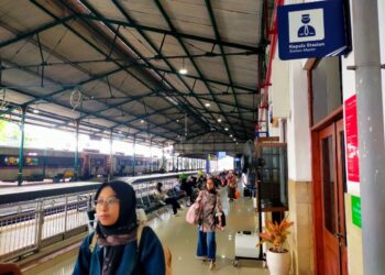 Penumpang memadati stasiun wilayah Daop 7 Madiun saat arus balik Lebaran 2026