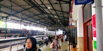 Penumpang memadati stasiun wilayah Daop 7 Madiun saat arus balik Lebaran 2026