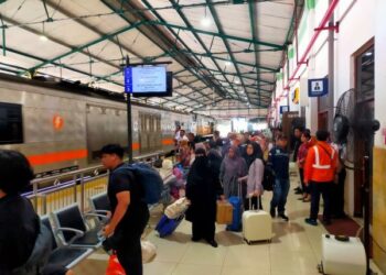 Penumpang kereta api memadati stasiun wilayah Daop 7 Madiun saat periode Angkutan Lebaran 2026
