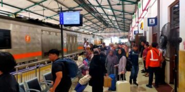 Penumpang kereta api memadati stasiun wilayah Daop 7 Madiun saat periode Angkutan Lebaran 2026