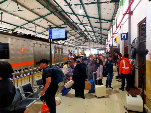 Penumpang kereta api memadati stasiun wilayah Daop 7 Madiun saat periode Angkutan Lebaran 2026