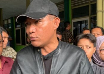 Pendamping hukum Revolutionary Law Firm menyampaikan ultimatum kepada Perhutani dalam audiensi soal hak kelola hutan di Blitar