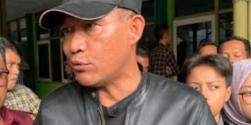 Pendamping hukum Revolutionary Law Firm menyampaikan ultimatum kepada Perhutani dalam audiensi soal hak kelola hutan di Blitar