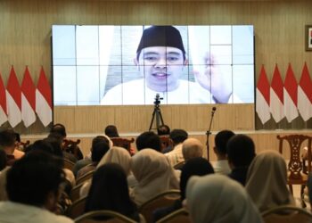 Bupati Jember Gus Fawait saat memimpin rapat secara daring.