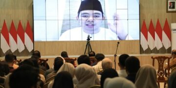 Bupati Jember Gus Fawait saat memimpin rapat secara daring.