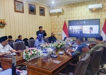 Gus Fawait memberi arahan melalui zoom.