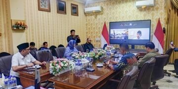 Gus Fawait memberi arahan melalui zoom.