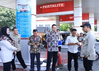 Pj. Sekda Jember memimpin sidak ketersediaan BBM di SPBU