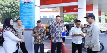 Pj. Sekda Jember memimpin sidak ketersediaan BBM di SPBU