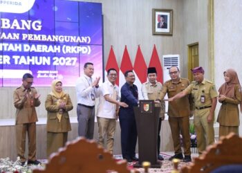 Bupati Jember bersama forkopimda serta Asisten Pemerintahan dan Kesejahteraan Rakyat Sekretariat Daerah Provinsi Jawa Timur, Imam Hidayat saat menggelar musrebang RKPD 2027. Dok: kominfo Jember