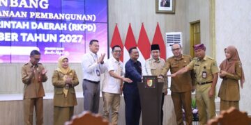 Bupati Jember bersama forkopimda serta Asisten Pemerintahan dan Kesejahteraan Rakyat Sekretariat Daerah Provinsi Jawa Timur, Imam Hidayat saat menggelar musrebang RKPD 2027. Dok: kominfo Jember