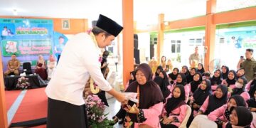 Gus Fawait saat berbincang dengan kader Posyandu.