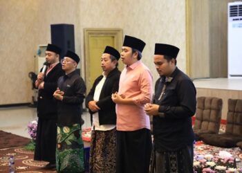 Bupati Fawait saat bersama pengasuh pondok pesantren, kyai, gus, dan lora se-Kabupaten Jember di Pendopo Wahyawibawagraha