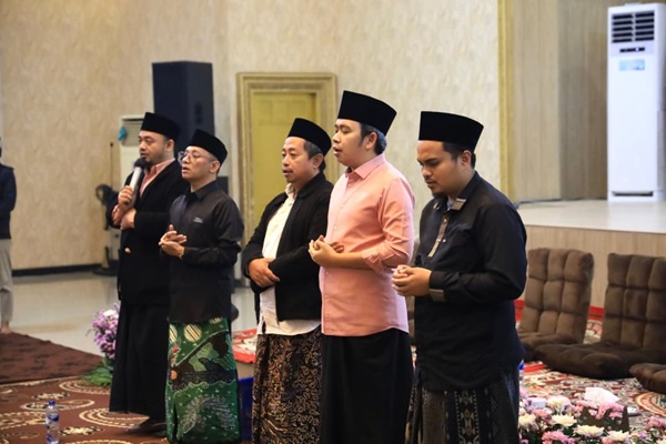 Bupati Fawait saat bersama pengasuh pondok pesantren, kyai, gus, dan lora se-Kabupaten Jember di Pendopo Wahyawibawagraha