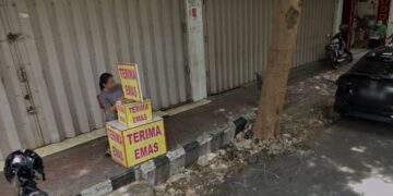 Pedagang emas di Jl Sriwijaya, Kelurahan Kemasan, Kota Kediri. Foto: istimewa