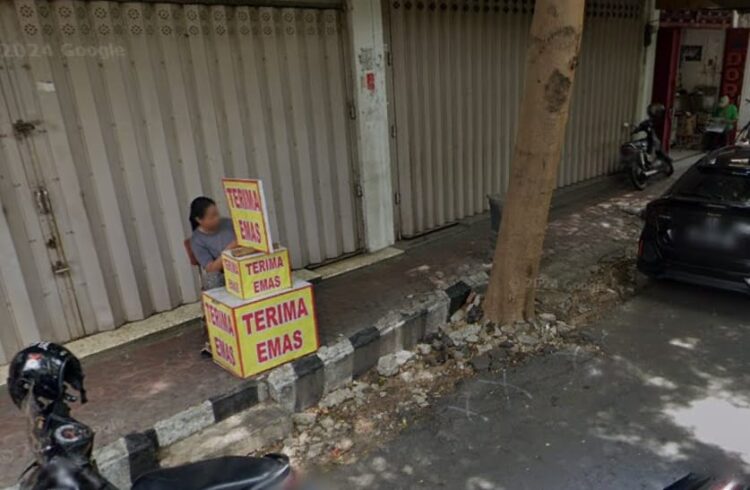 Pedagang emas di Jl Sriwijaya, Kelurahan Kemasan, Kota Kediri. Foto: istimewa