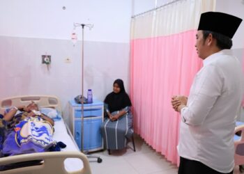 Bupati Jember, Muhammad Fawait saat meninjau salah satu fasilitas kesehatan