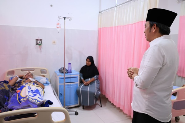 Bupati Jember, Muhammad Fawait saat meninjau salah satu fasilitas kesehatan