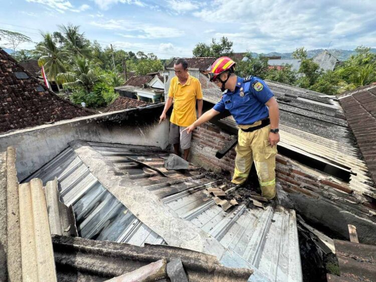 balon udara jatuh di rumah Trenggalek