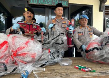 penertiban balon udara liar saat lebaran ketupat di Trenggalek oleh petugas gabungan