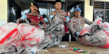 penertiban balon udara liar saat lebaran ketupat di Trenggalek oleh petugas gabungan