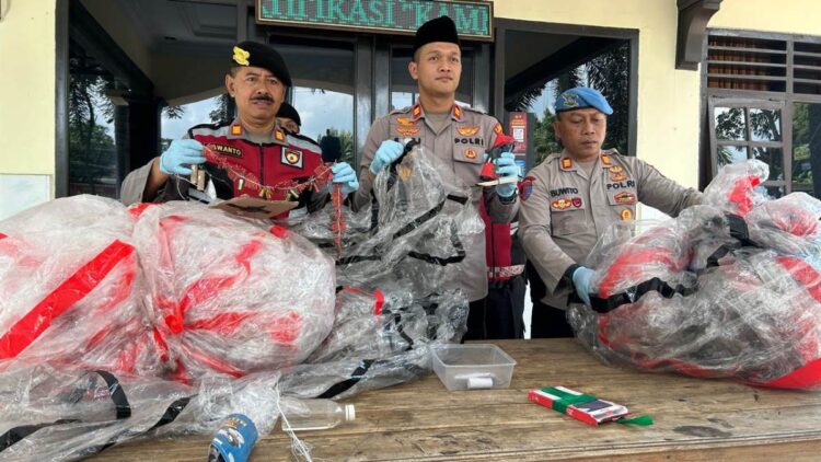penertiban balon udara liar saat lebaran ketupat di Trenggalek oleh petugas gabungan