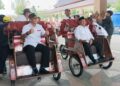Tukang becak di Blitar mencoba becak listrik bantuan Presiden Prabowo Subianto di Pendopo Pemkab Blitar