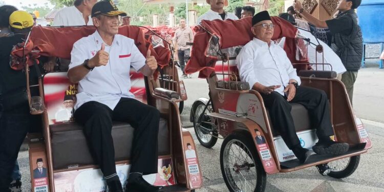 Tukang becak di Blitar mencoba becak listrik bantuan Presiden Prabowo Subianto di Pendopo Pemkab Blitar
