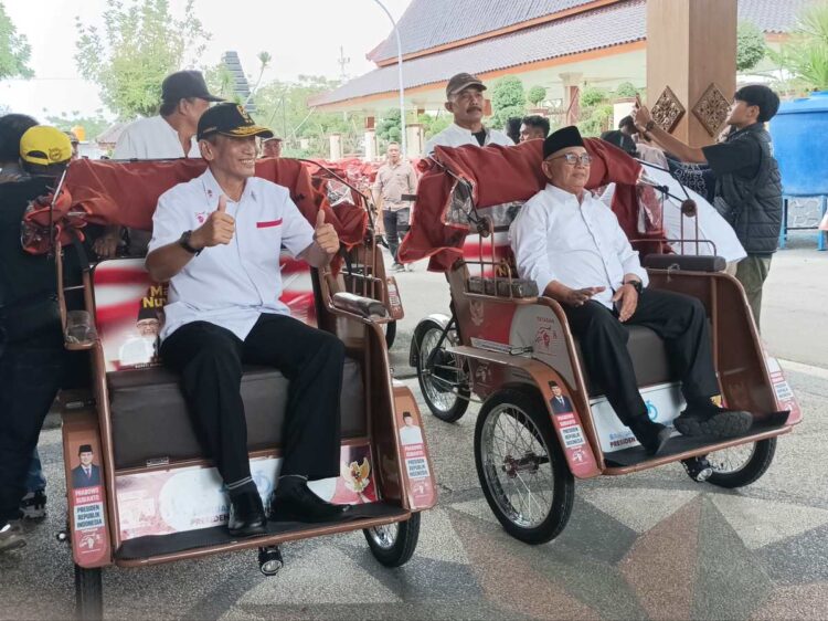 Tukang becak di Blitar mencoba becak listrik bantuan Presiden Prabowo Subianto di Pendopo Pemkab Blitar