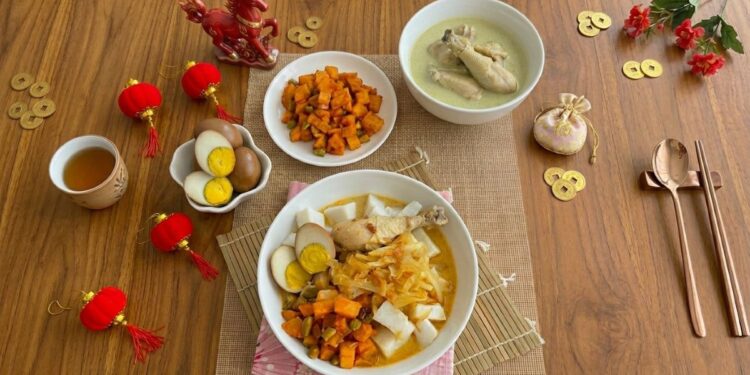 Lontong Cap Go Meh lengkap dengan opor ayam dan sambal goreng ati