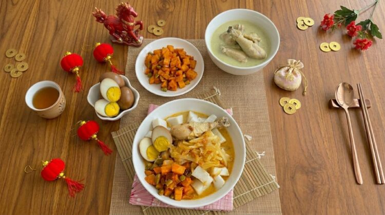 Lontong Cap Go Meh lengkap dengan opor ayam dan sambal goreng ati