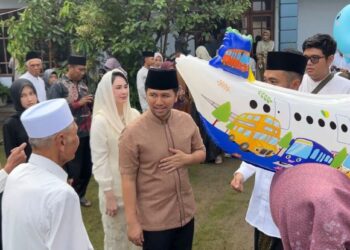 Emil Dardak dan Arumi Bachsin di tradisi Lebaran Ketupat Durenan Trenggalek