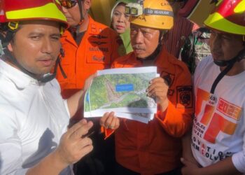 Emil Dardak meninjau kerusakan talud akibat longsor di jalan nasional Trenggalek Ponorogo KM 16