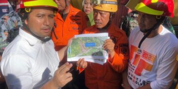 Emil Dardak meninjau kerusakan talud akibat longsor di jalan nasional Trenggalek Ponorogo KM 16