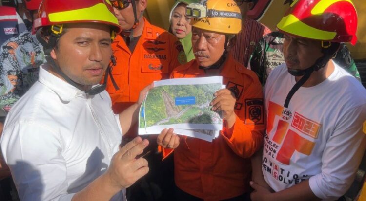 Emil Dardak meninjau kerusakan talud akibat longsor di jalan nasional Trenggalek Ponorogo KM 16