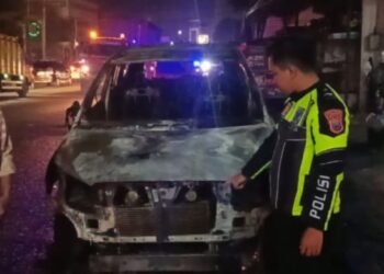 mobil Toyota Innova terbakar di Mojoagung Jombang