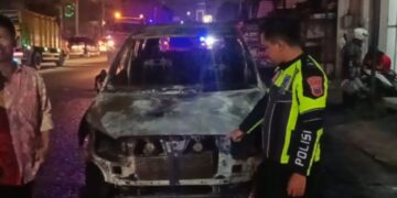 mobil Toyota Innova terbakar di Mojoagung Jombang