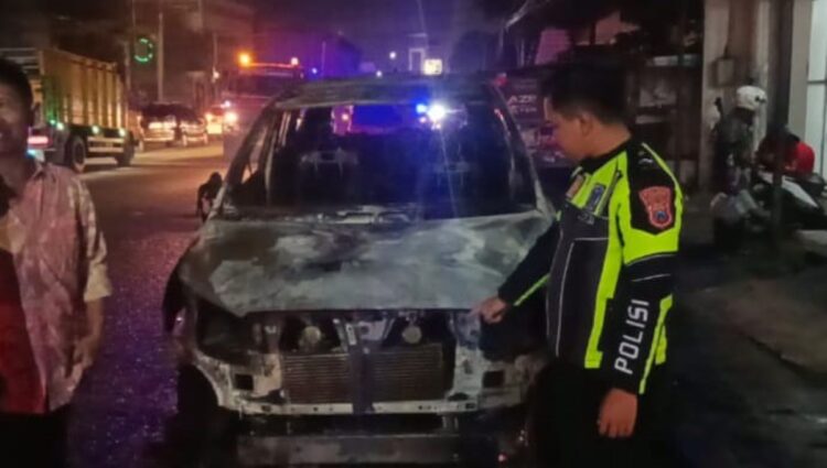 mobil Toyota Innova terbakar di Mojoagung Jombang