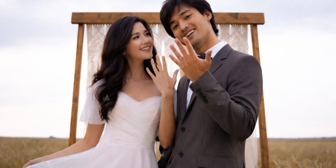 pasangan pengantin intimate wedding sederhana