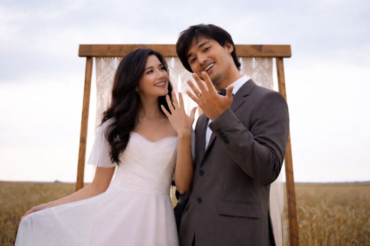 pasangan pengantin intimate wedding sederhana