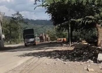 Jalur nasional Trenggalek Ponorogo di KM 16 Desa Nglinggis kembali normal setelah longsor dibersihkan