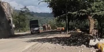 Jalur nasional Trenggalek Ponorogo di KM 16 Desa Nglinggis kembali normal setelah longsor dibersihkan