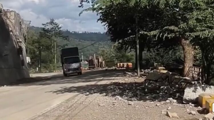 Jalur nasional Trenggalek Ponorogo di KM 16 Desa Nglinggis kembali normal setelah longsor dibersihkan