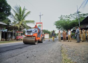 Perbaikan jalan rusak di Kabupaten Trenggalek menjelang Lebaran Idul Fitri 2026