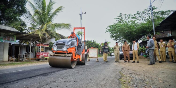 Perbaikan jalan rusak di Kabupaten Trenggalek menjelang Lebaran Idul Fitri 2026