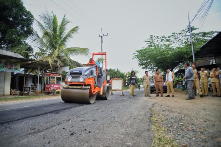 Perbaikan jalan rusak di Kabupaten Trenggalek menjelang Lebaran Idul Fitri 2026